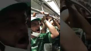 Torcida do palmeiras encontra torcedor do Corinthians sozinho no metrô 😱 #shorts