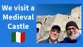 We visit a Medieval Castle / Visitiamo un castello medievale