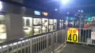 神戸駅を発車する223系W24編成。