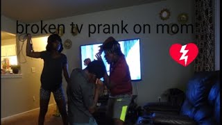 BROKEN TV PRANK ON MOM!!( Gets violent ***PRANK ***