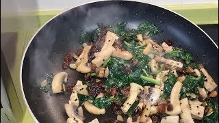 Salteado vegano (espinacas, champiñones, tomate seco, tofu y pipas de calabaza y pasas)