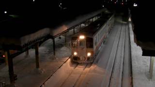 【雪景色】山形鉄道・夜の今泉駅 気動車が発車 Train Departure.snow scene