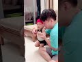 一岁宝宝总玩风扇，爸爸这招真管用！ cutebaby funny 萌娃 坑娃 搞笑