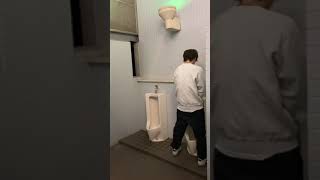 男子トイレあるある〜覗いてくる人〜