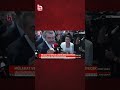 Bakan Yusuf Tekin, daha önceden çiçek verdiği Halk TV muhabirinin mikrofonunu elinin tersiyle itti!