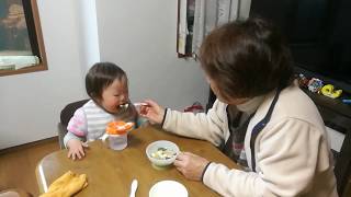 食べない時は人の手をかえる？　ダウン症児ゆー2歳9ヶ月