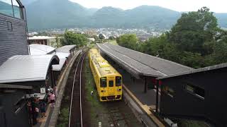 由布院駅の跨線橋から見降ろした島式ホームに停車中の久大本線上りキハ125形