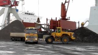Lossning av malmfartyg i Uddevalla hamn 2012-02-07