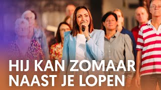 Hij kan zomaar naast je lopen - Nederland Zingt