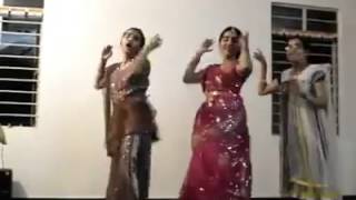 Girls dance on Pilla nuvvu leni jeevitam Song from ‪GabbarSingh‬