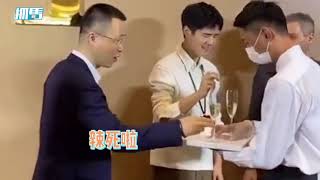 刘昊然一口闷喝香槟，被辣到脸皱成一团，网友：难怪酒量心比天高