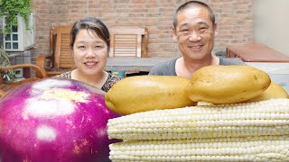 Eat something good today, potato, corn, eggplant, three fresh steamed one pot