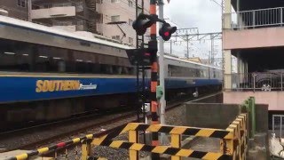 特急サザンプレミアム　貝塚駅通過