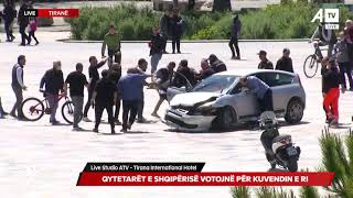 SKANDALOZE: Një veturë sulmon qytetarët në Sheshin \