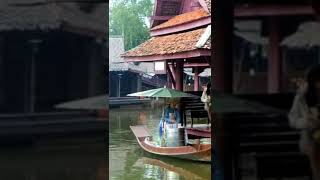 ลุงพายเรือพาเด็กๆข้ามฝั่งที่ตลาดน้ำ