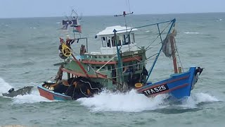 angin monsun datang lagi.. nelayan bergegas pulang.