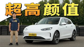 余承东盛赞高颜值 试驾AITO问界M5 EV