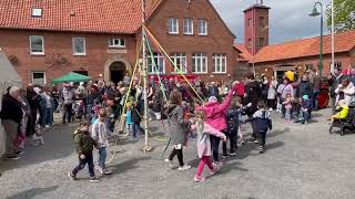 Kinder tanzen im Auetal um den Maibaum 2022