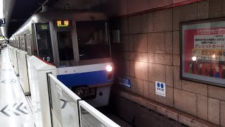 福岡市営地下鉄 空港線 箱崎線 1000系 12 貝塚行き。ドア近くの車窓。