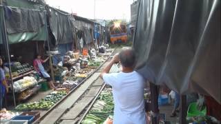 รถไฟชนมะเขือปลิว ณ ตลาดร่มหุบ