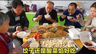 冬至我家吃饺子，老妈包东北人爱吃的酸菜馅饺子，越烫嘴越好吃'