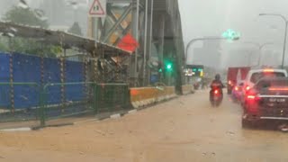 Flash floods at Punggol Way, Hougang Avenue 8 due to heavy rain on 30 August 2021 / Sg floods / SG