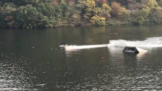 耶馬渓ダム湖の水上スキー