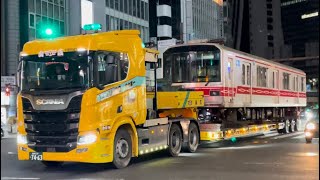 【02-111F  荻窪方先頭車両 廃車陸送】営団02系02-111編成の荻窪方先頭車両（１号車）が山広運輸のスカニアトラックに載せられて新宿大ガード西を通過するシーン（2023.12.20深夜）