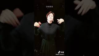 老师用手语舞诠释歌曲，歌曲瞬间就有了灵魂