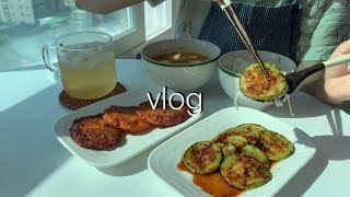 vlog l 자취생 브이로그🥔 마켓컬리 장보고 따뜻한 집밥 해먹은 일상 (신라면 볶음밥, 된장찌개, 김치전, 춘천 감자빵)