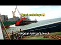 Kapal tugboat mbs 19 proses keluar dari kapal besar, pas cuaca buruk/berombak.