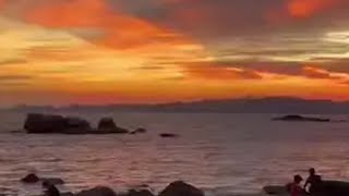 海边与落日永远都是那么相配 落日余晖映晚霞一抹夕阳美如画 好看的晚霞分享给喜欢的人 总有一片海值得你去看看 每个人都在奔赴各自不同的人生