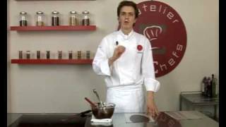 Technique de cuisine : Réaliser de fines feuilles de chocolat