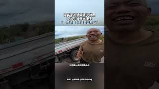 滿滿正能量！貨車司機泥潭遇險，挖土機小哥暖心救援！ via@ 遼沈晚報 #暖心 #好人好事