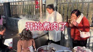 今天家里开始煮肉了，妈妈却是狼吞虎咽的吃个不停，实属太尴尬了