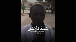 Африканский мальчик красиво читает Коран | A child from Africa reads the Quran very beautifully.