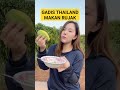 segernya gadis thailand makan rujak mangga