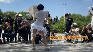 芳芳美女周末來廣場練舞卻被這么多拍客圍觀，芳美女都不好意思了