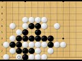 黑棋需要利用白棋气紧的棋型，在下方形成眼位