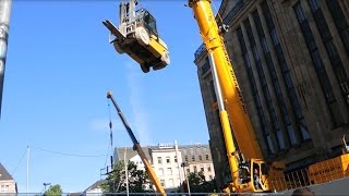 Gabelstapler durch die Luft mit Grove Mobilkran