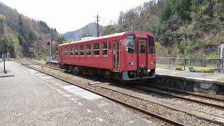 広島県庄原市西城町　備後落合駅　　１４時３３分頃　三つの列車が『落ち合い』ます　　芸備線新見行、芸備線三次行、木次線宍道行　　『2021年4月15日撮影』　【Hiroshima 125cc 9210】