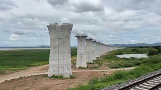 สุดยอด!พาชมความงามของวิวและแนวเส้นทางรถไฟความเร็วสูงกลางเขื่อนลำตะคอง #SRT #รฟท