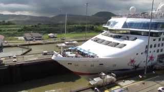 CRUCERO PASANDO EL CANAL DE PANAMA