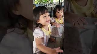 น้องเพชรน้องพลอย เล่นสนุก คุณตาเตรียมทำสนามทรายให้เล่น