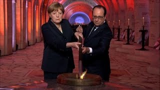 Hollande et Merkel dans la nef de l'ossuaire de Douaumont