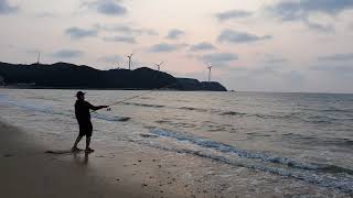 [풍경 한닢] 노을진 장경리해변과 낚시꾼 / Yeongheungdo Janggyeongri beach