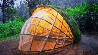 SOLO BUSHCRAFT HEAVY RAIN - BUILD A UNIQUE SHELTER - RELAX AND ENJOY THE SOUNDS OF NATURE