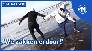 Schaatsers zakken door het ijs in Marumerlage