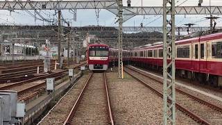 京急線金沢八景駅手前の車庫車止めから発車して行く回送1000形！停車中の、油壷マリンパーク号回送2100形49～56と貸切800形823‐1～6！踏切を下り8両編成快特京急久里浜行きが通過！