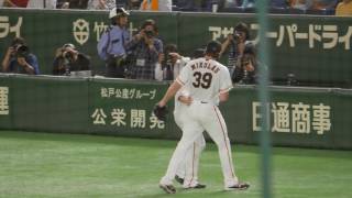 2017.5.26 まずい守備をした長野選手がマイコラス選手に励まされる（\u0026眠そうな村田選手）